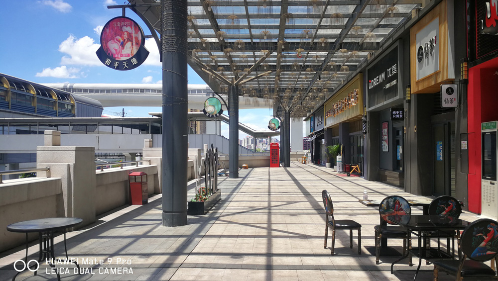 龙华和平里店铺地铁站