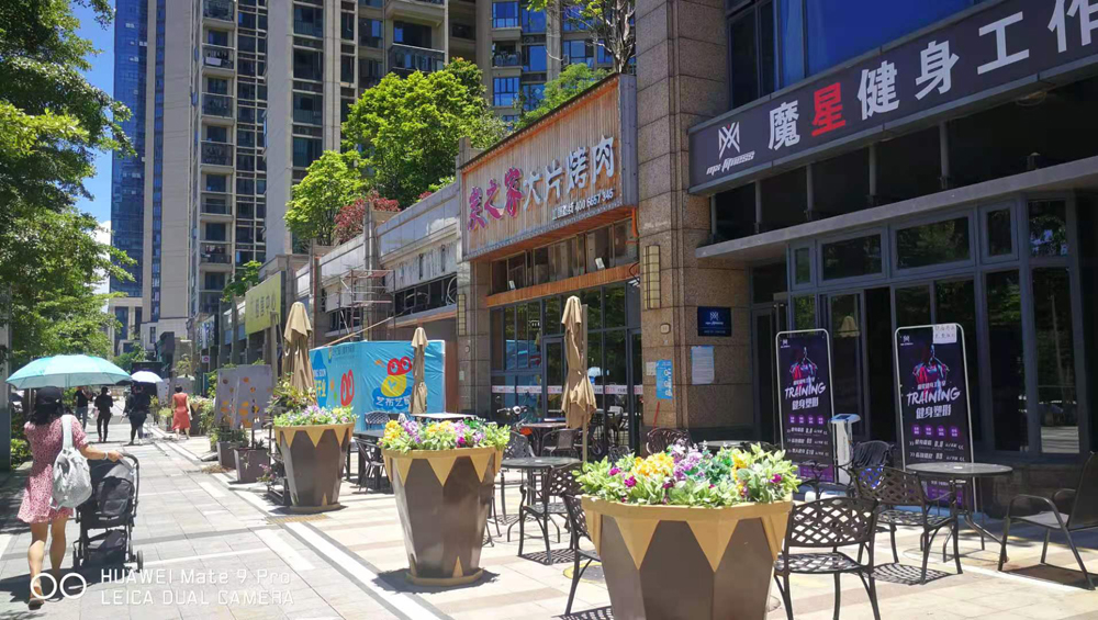 龙华商铺地铁站,商铺环境